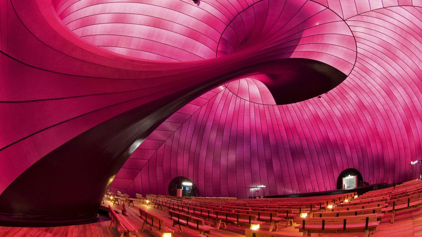 Interior del auditorio inflable concebido por el escultor británico Anish Kappor y el arquitecto nipón Arata Isozaki en la ciudad japonesa de Matsushima. (EFE)