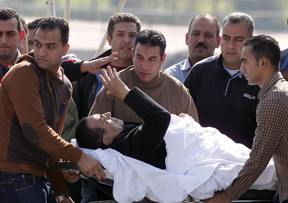 Foto: Hosni Mubarak es trasladado al juicio en camilla. (Efe)