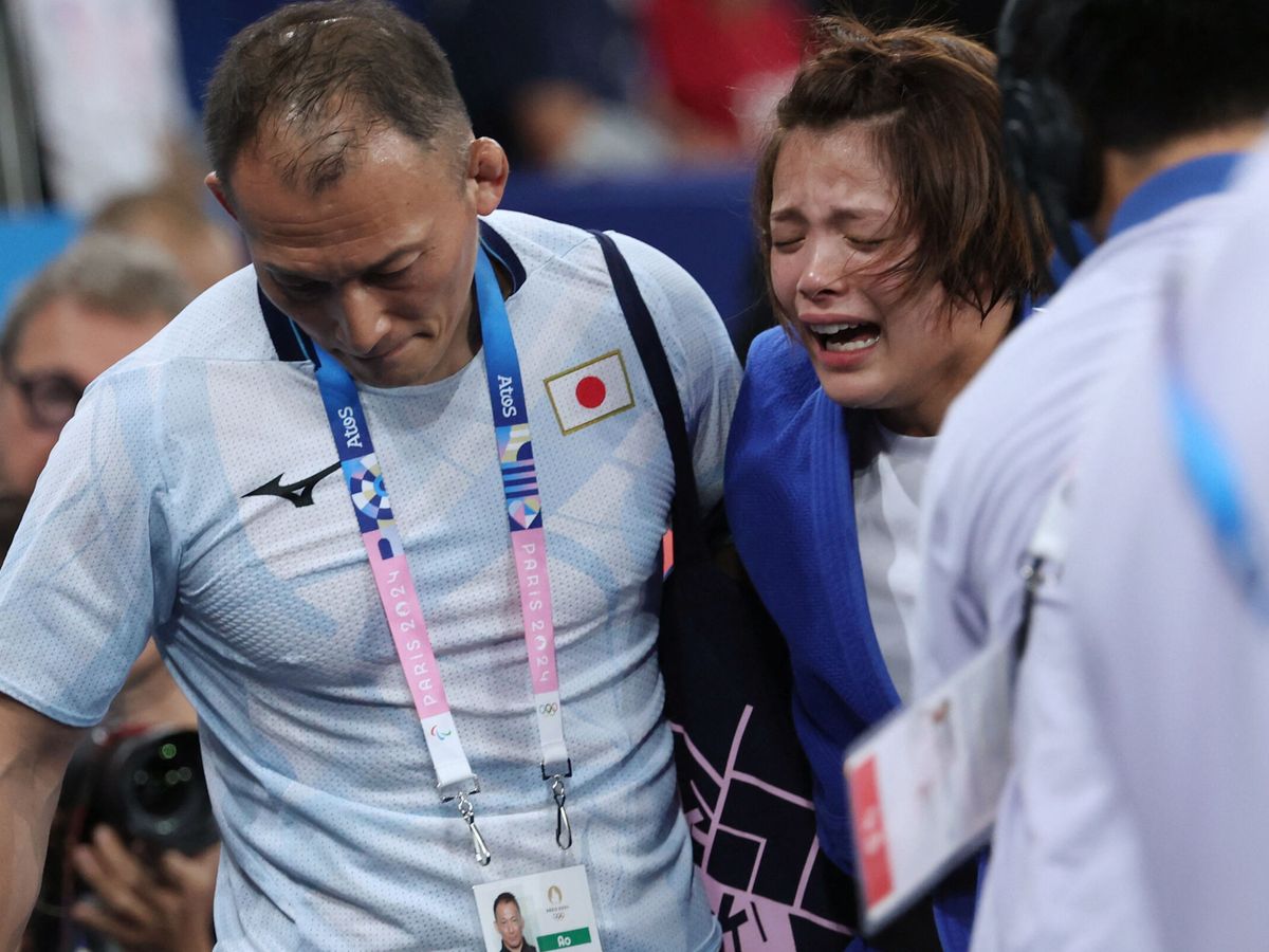 Foto: Uta Abe, rota por la derrota, con su entrenador. (Reuters/Kim Kyung-Hoon)