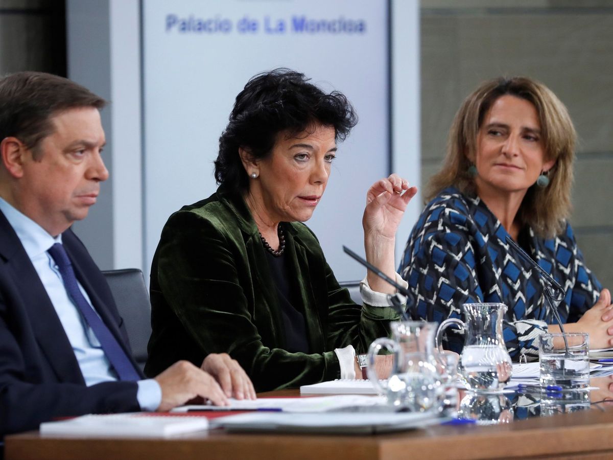 Foto: Isabel Celaá, con los ministros Luis Planas y Teresa Ribera, este 8 de noviembre. (EFE)
