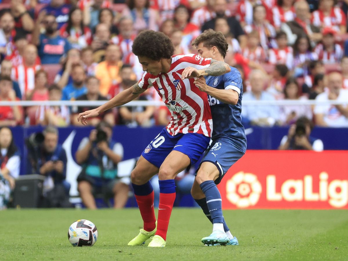 Foto: Witsel protege la pelota delante de Rodrigo Riquelme. (EFE/Zipi Aragón)
