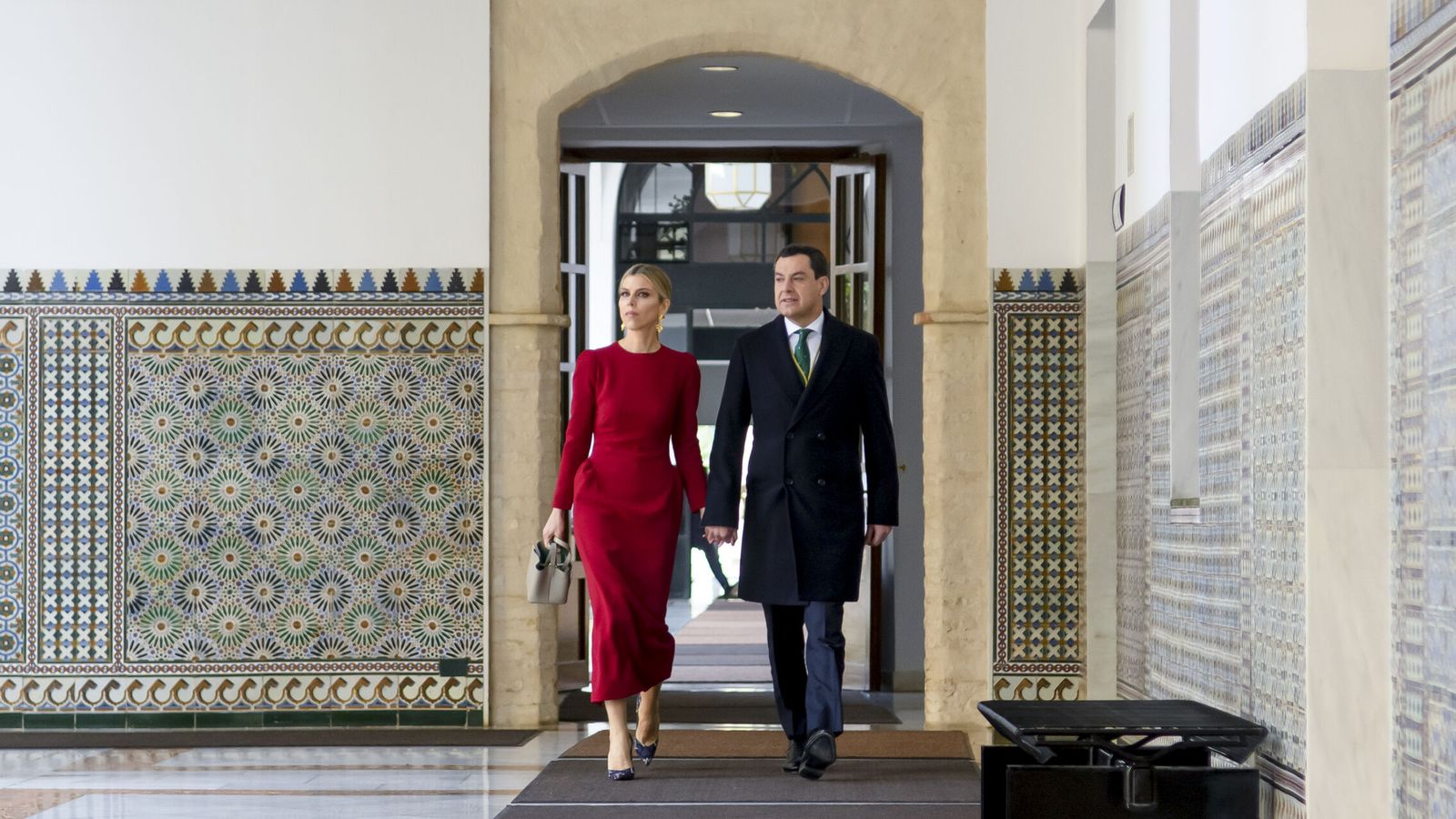 El presidente de la Junta de Andalucía, Juanma Moreno, acompañado de su mujer, Manuela Villena, el Día de Andalucía. (EFE/Raúl Caro)
