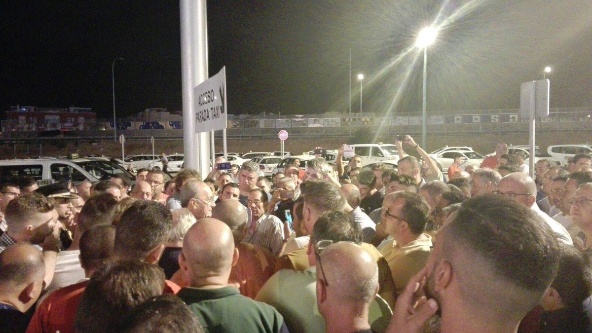 Taxistas de Málaga inician una huelga por el "intrusismo" de vehículos VTC en la Feria