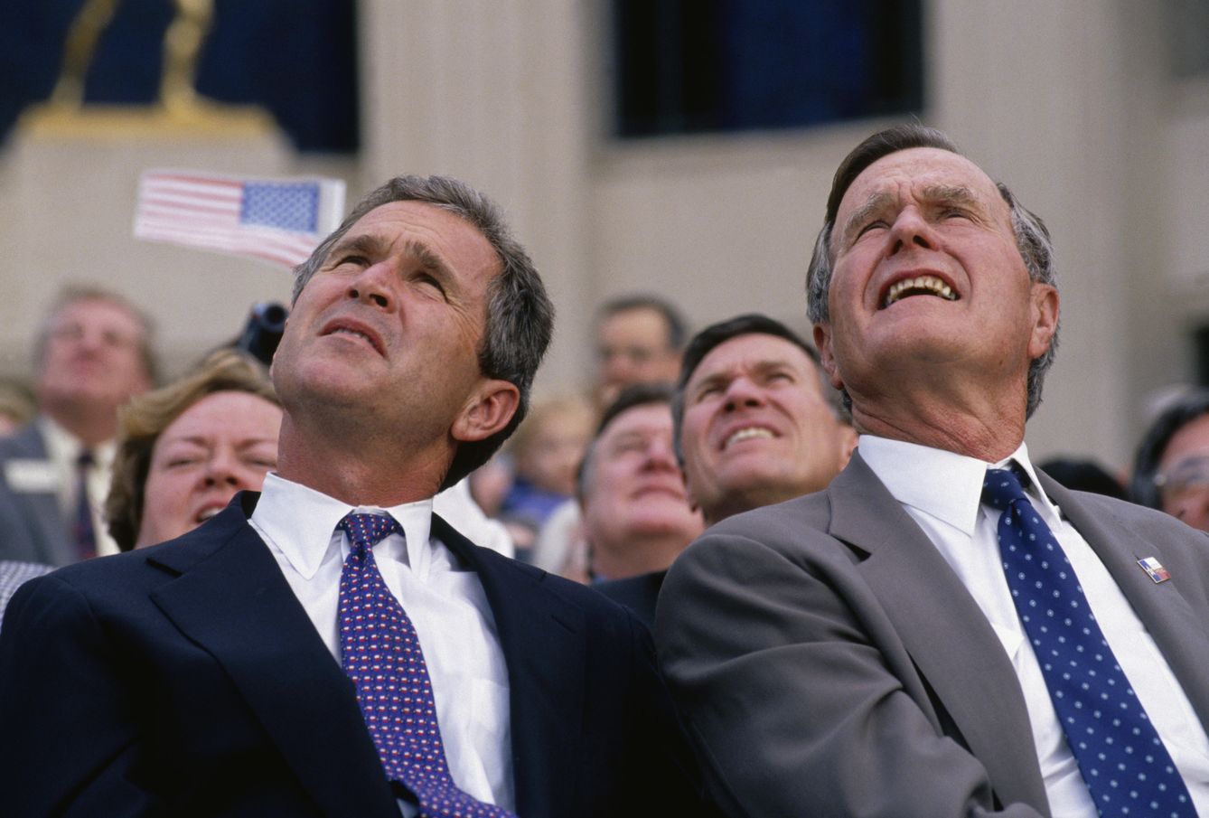 George Bush padre e hijo viéndolas venir. (Corbis)