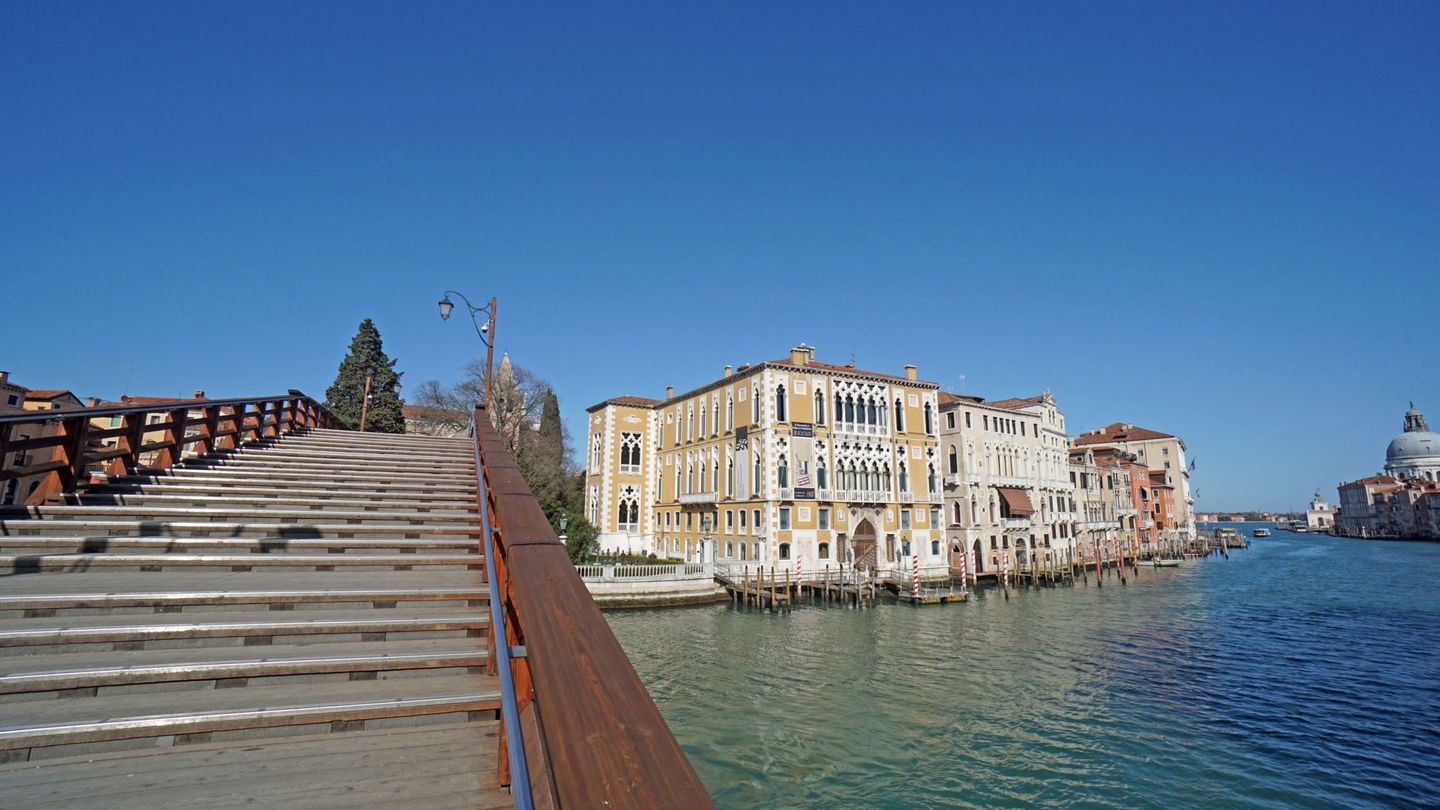 Aguas limpias en los canales de Venecia. (EFE)