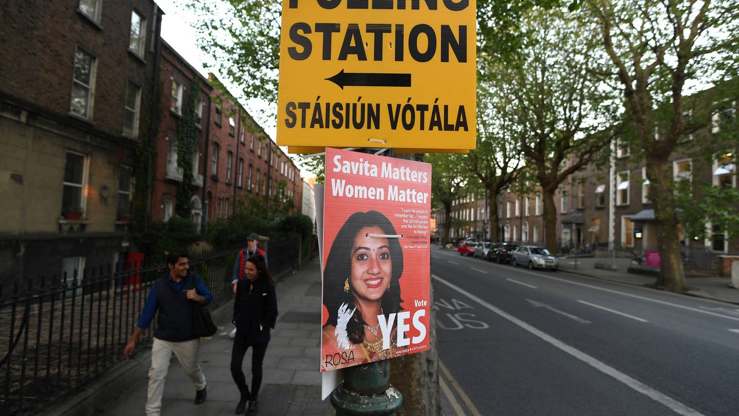 Un cartel con el rostro de Savita Halappanavar con motivo del referéndum sobre la ley del aborto, en Dublín. (Reuters)