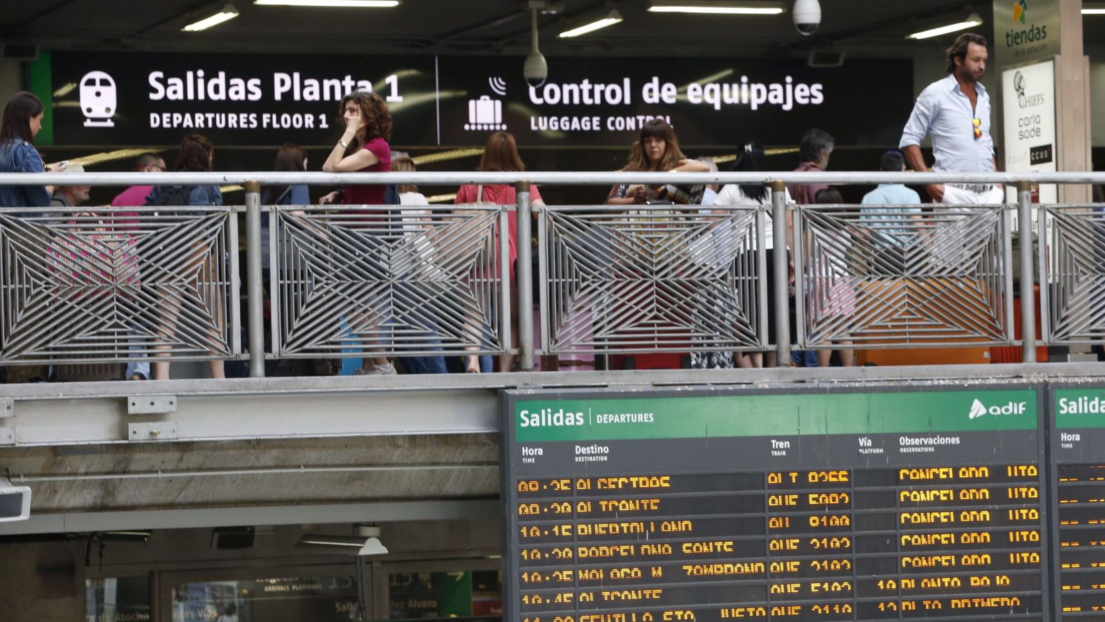 Foto: Un panel informativo de la estación de Atocha de Madrid. (EFE) 