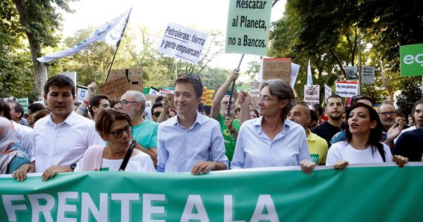 Foto: El candidato de Más País a las elecciones generales, Íñigo Errejón (c), durante una manifestación contra la crisis climática. (EFE)