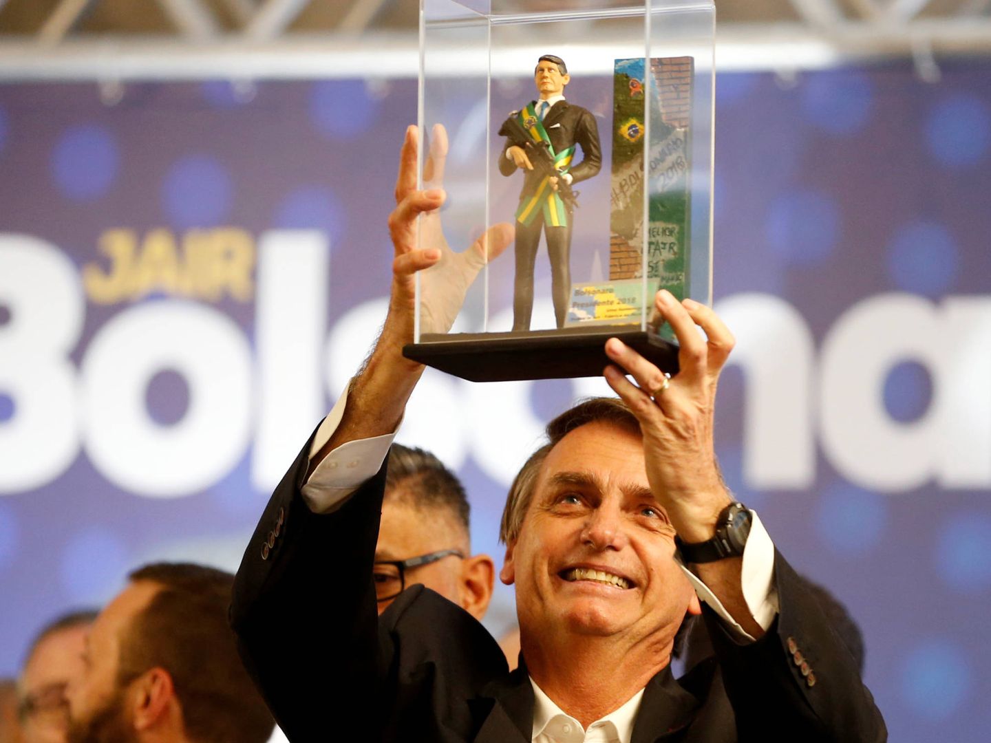 Jair Bolsonaro muestra un muñeco de sí mismo durante un mitin en Curitiba. (Reuters)