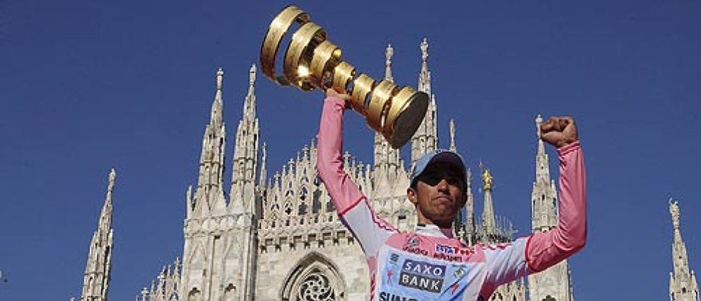 Foto: A Contador le recuerdan sus cuentas pendientes con el dopaje nada más bajarse del podio