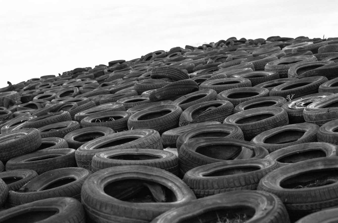 Miles de toneladas de neumáticos todavía se apilan en vertederos españoles. Foto: Unsplash