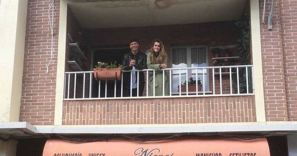 Foto: Alfred y Amaia posan en el balcón de la familia Alcántara de 'Cuéntame cómo pasó'. (RTVE)
