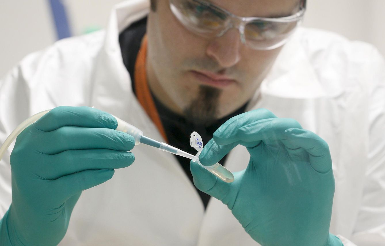 Un investigador prepara una muestra de ADN. (Reuters)
