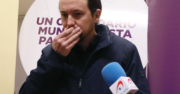 Foto: Pablo Iglesias atiende a la prensa en la sede de Podemos. (EFE)