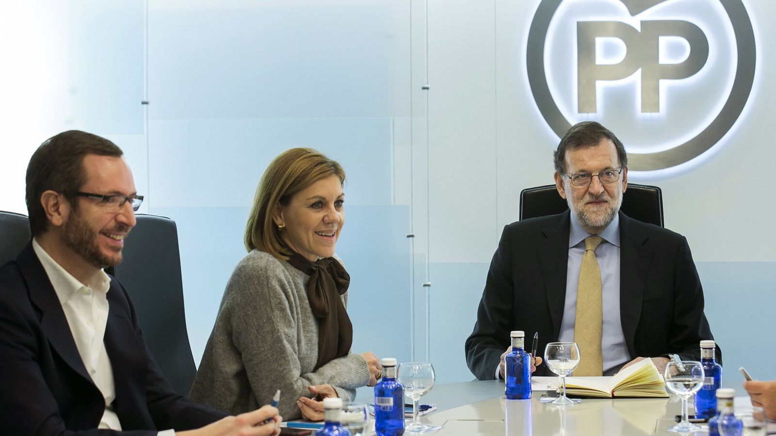 Foto: El presidente del Gobierno y del Partido Popular, Mariano Rajoy (d), durante la reunión del comité de dirección del partido. (EFE)