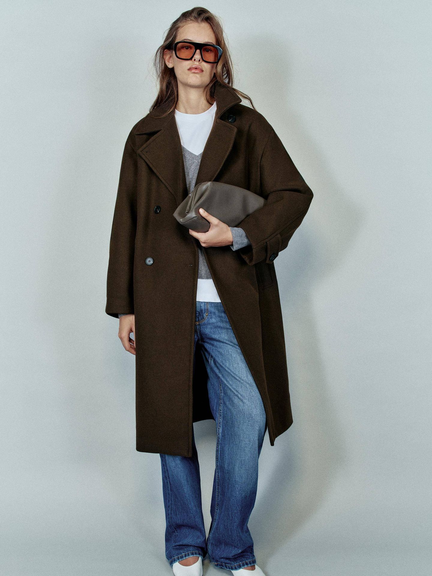 El abrigo oversize soft de Zara en color marrón, combinado con prendas básicas para un look de diario. (Cortesía / Zara)