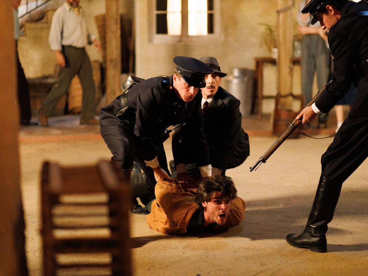 Foto: Se producen las primeras detenciones en el capítulo 38 de 'La Moderna' (RTVE)
