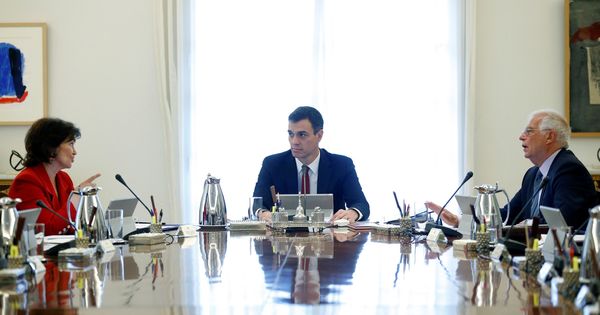 Foto: El jefe del Ejecutivo, Pedro Sánchez (c), que preside el primer Consejo de Ministros y de Ministras de su gabinete. (EFE)