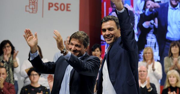 Foto: Javier Fernández y Pedro Sánchez, en una foto de archivo. (Reuters)