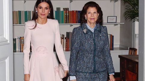 La reina Letizia descubre junto a Silvia de Suecia los secretos de la librería Bernadotte