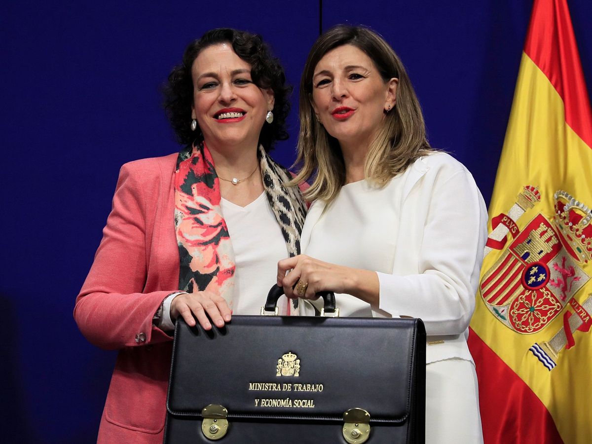 Foto: La nueva ministra de Trabajo, Yolanda Díaz (d), con su antecesora en el cargo, Magdalena Valerio. (EFE)