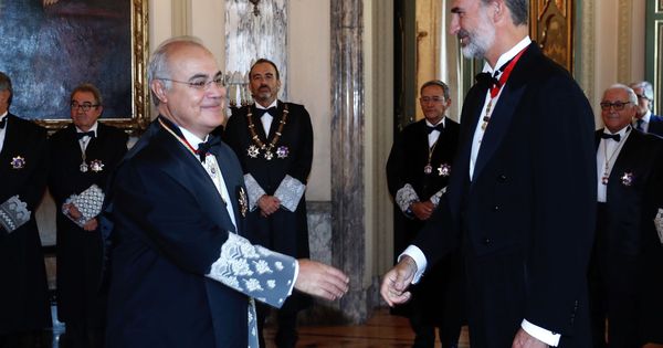 Foto: Pablo Llarena saluda a Felipe VI en la ceremonia de apertura del Año Judicial, que ha tenido lugar en la sede del Tribunal Supremo. (EFE)