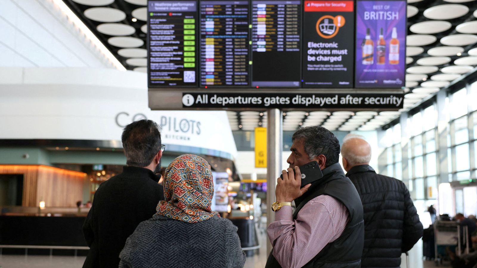 Cerca de 200 vuelos cancelados en Reino Unido por un problema técnico en el control aéreo