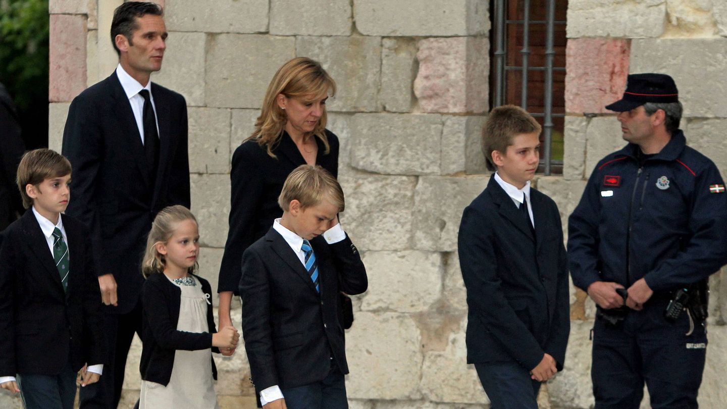 La infanta Cristina, Iñaki Urdangarin y sus hijos, en el funeral del padre de Iñaki. (EFE/Juan Herrero)