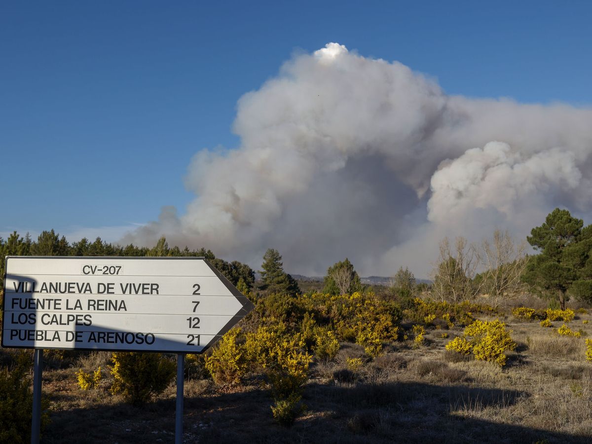 Foto: Vista general del incendio declarado este mediodía en la localidad castellonense de Villanueva de Viver. (EFE/Domenech Castelló)
