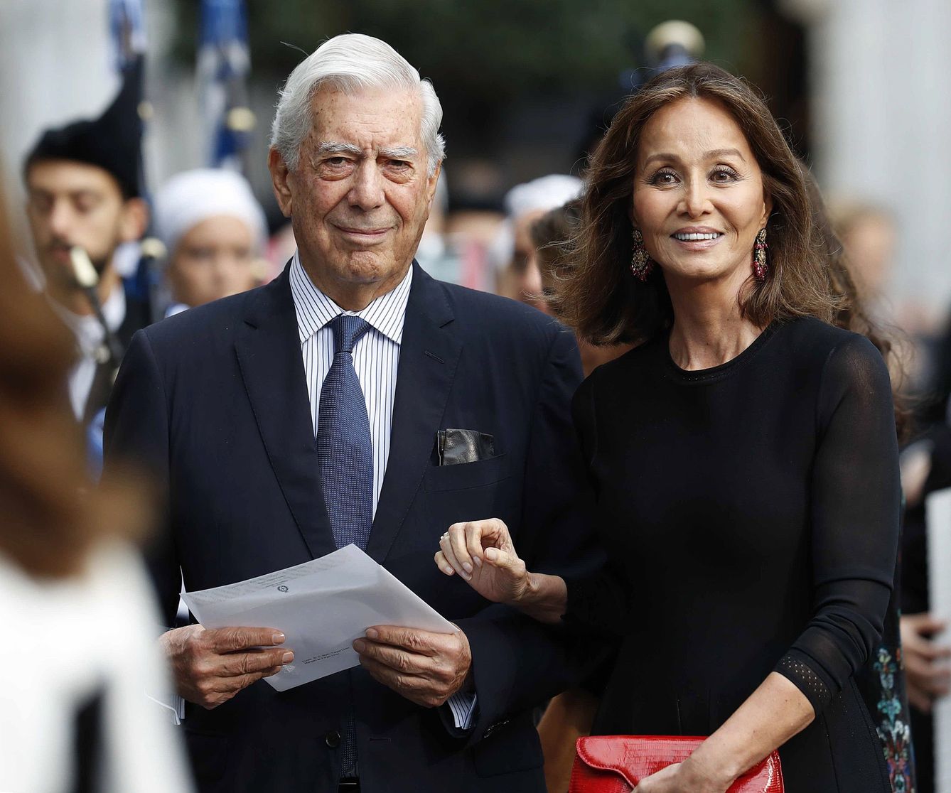 El escritor peruano Mario Vargas Llosa e Isabel Preysler, a su llegada a la ceremonia de entrega de los Premios Princesa de Asturias este año. (EFE.