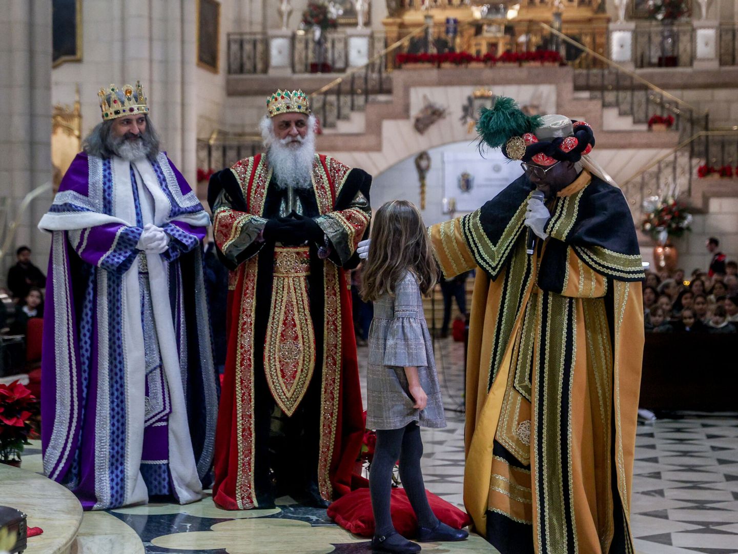 Los Reyes Magos durante una oración, en la catedral de la Almudena en Madrid, el pasado 3 de enero. Ricardo Rubio / Europa Press