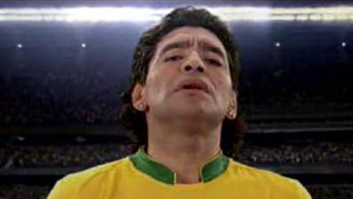 Maradona aparece con la camiseta de Brasil en la página de la AFA