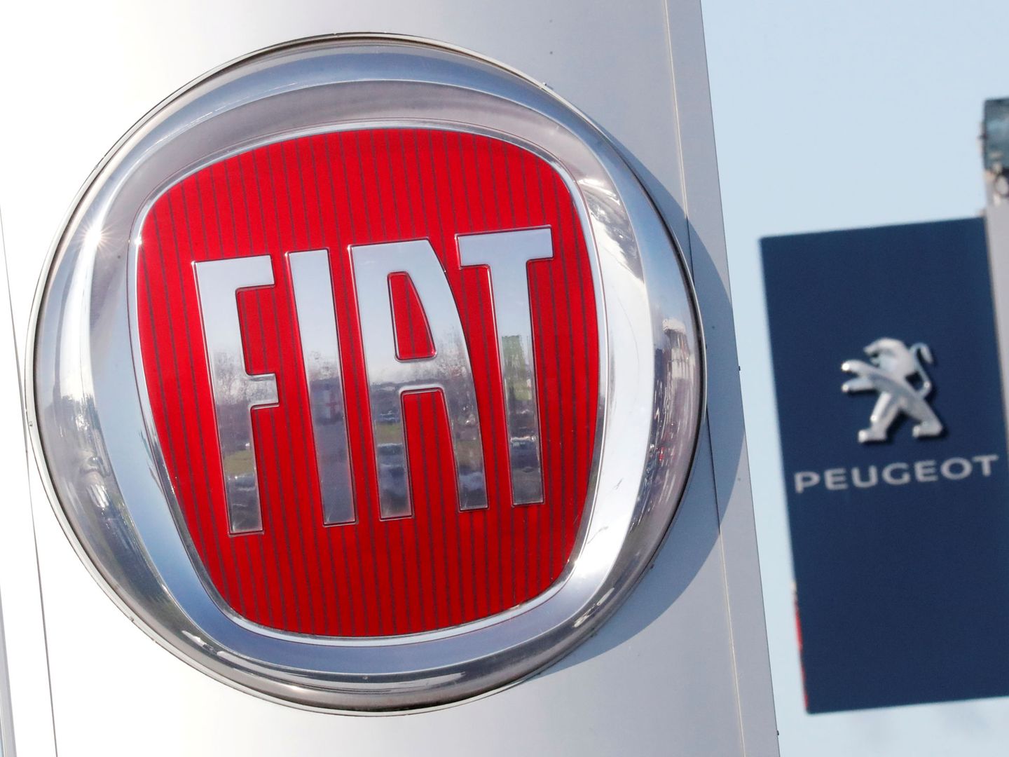 Foto de los logos de Fiat y de Peugeot, dos de las marcas sancionadas. (Reuters)