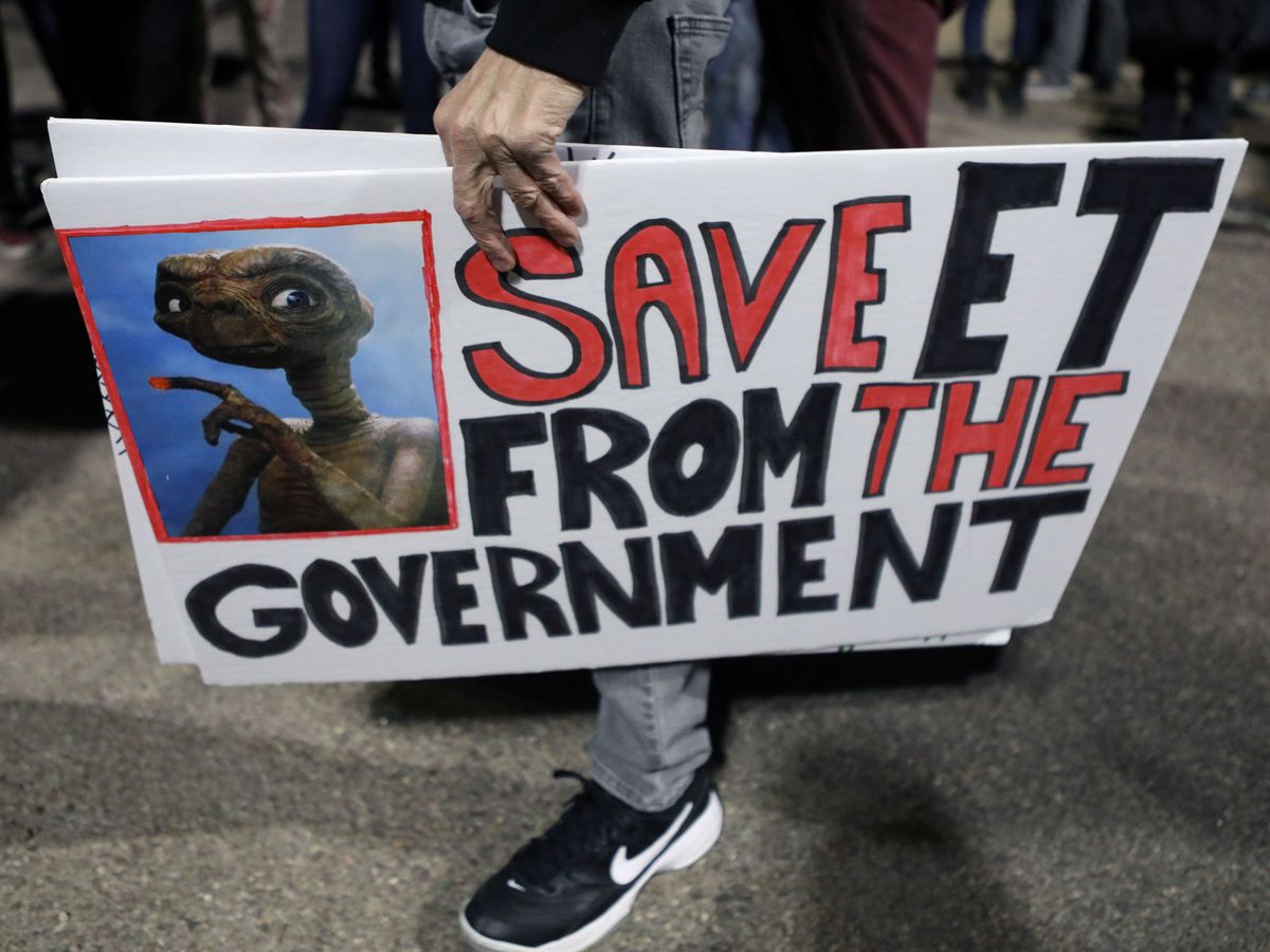 Foto: Un cartel durante la celebración de un encuentro junto al Área 51 de EEUU en 2019. (Reuters)