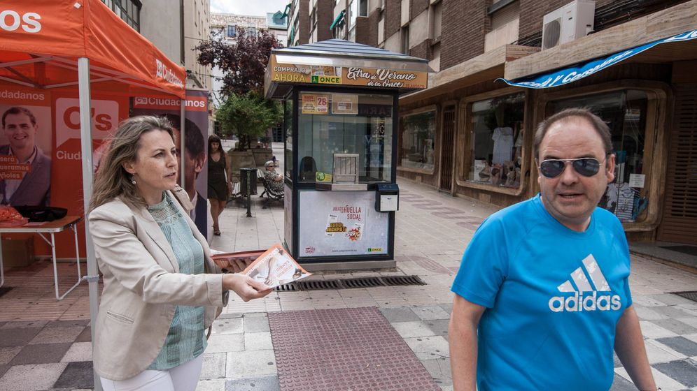 Foto: Un hombre evita la propaganda electoral de Ciudadanos en Cuenca, en una campaña anterior. (D.B.)