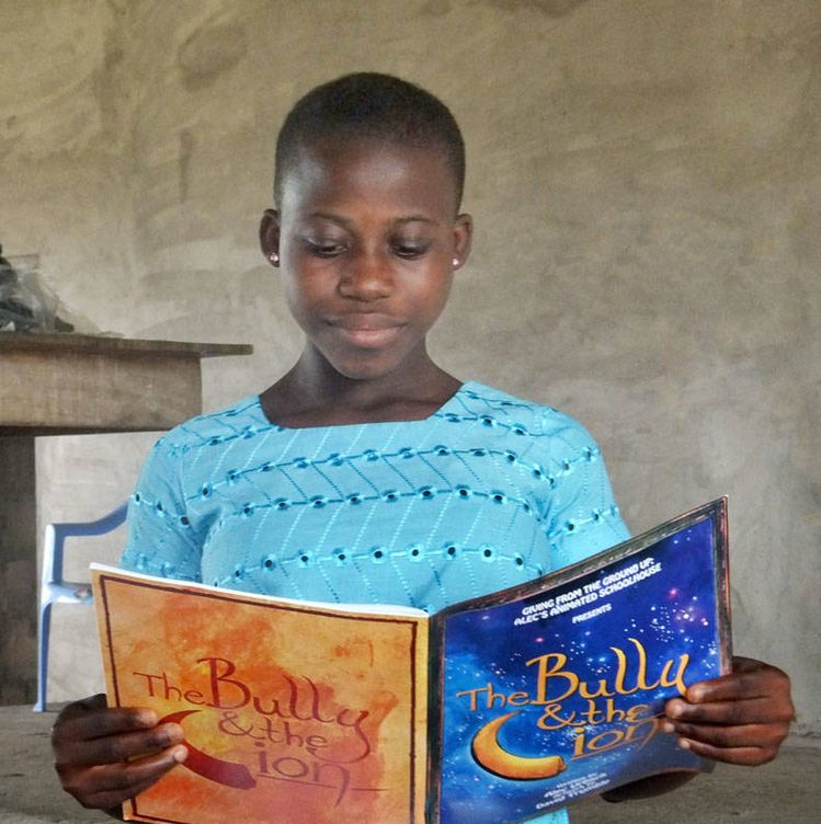 Una niña de Ghana con uno de los cómics creados por Urbach. | Imagen: Cedida por Alec Urbach