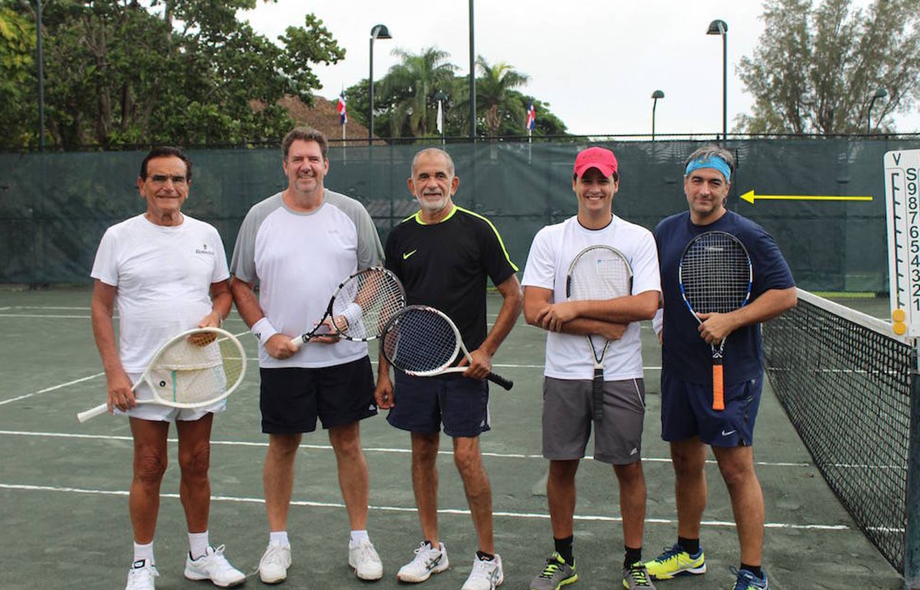 Díazgranados (derecha), en un club de tenis de La Romana (República Dominicana).