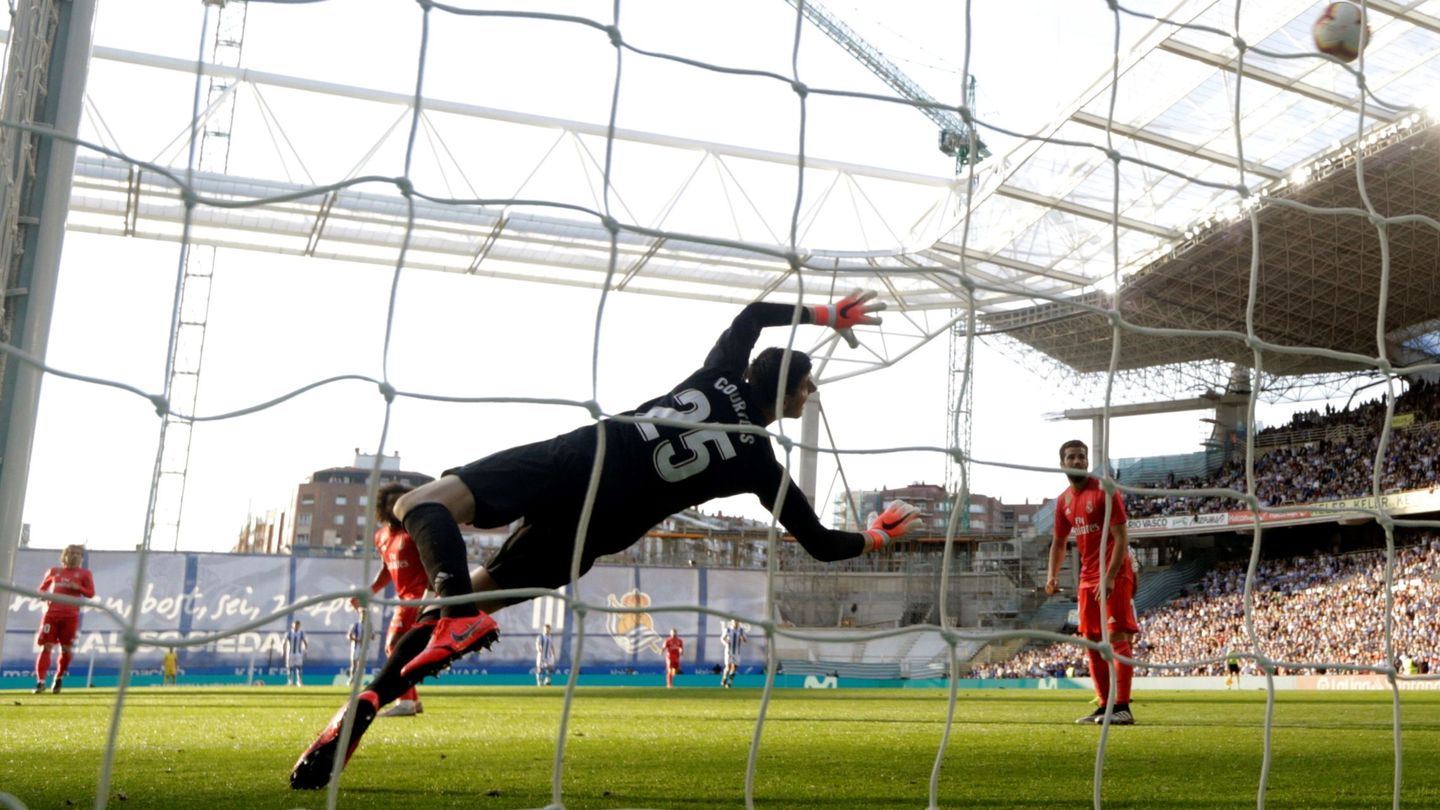 Courtois paró un penalti, pero pudo hacer más en dos de los tres goles de la Real Sociedad. (EFE)
