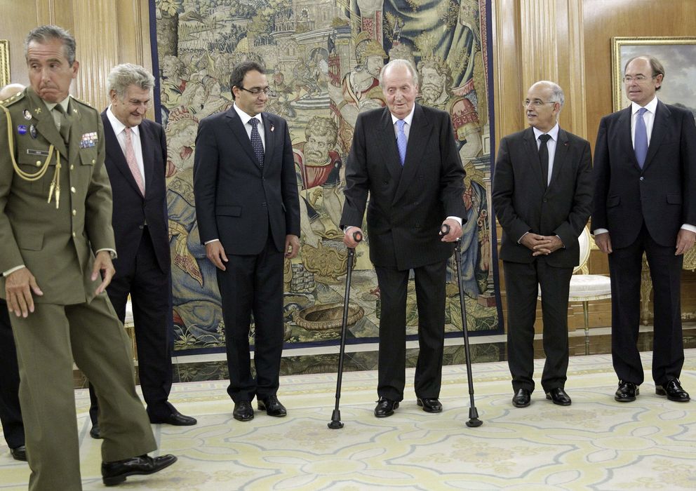 Foto: El Rey, acompañado por Jesús Posada y Pío García Escudero, posa junto a las autoridades parlamentarias marroquíes. (EFE)