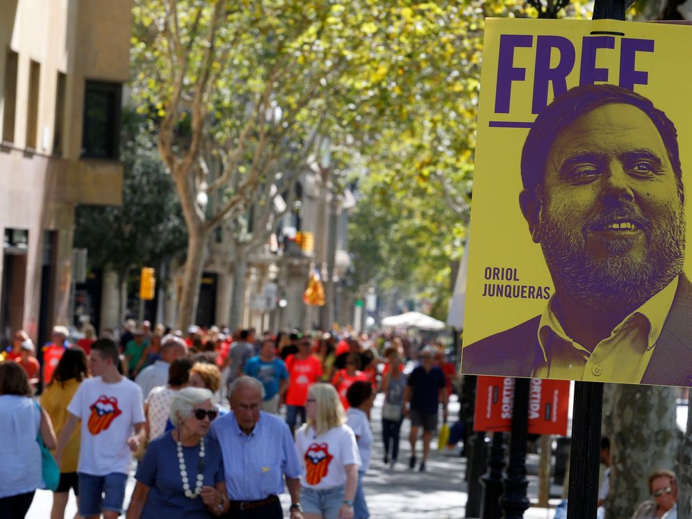Foto: Un cartel pide la liberación de Junqueras, durante la pasada Diada. (Reuters)