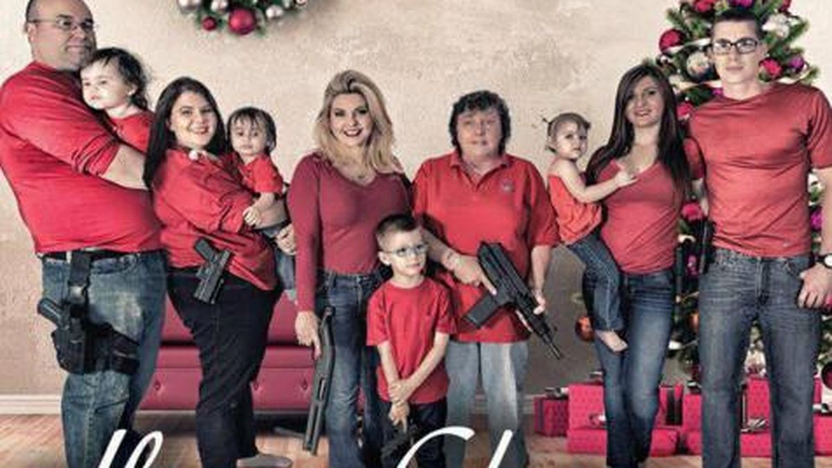 La postal navideña de una congresista de Nevada y su familia armada hasta los dientes
