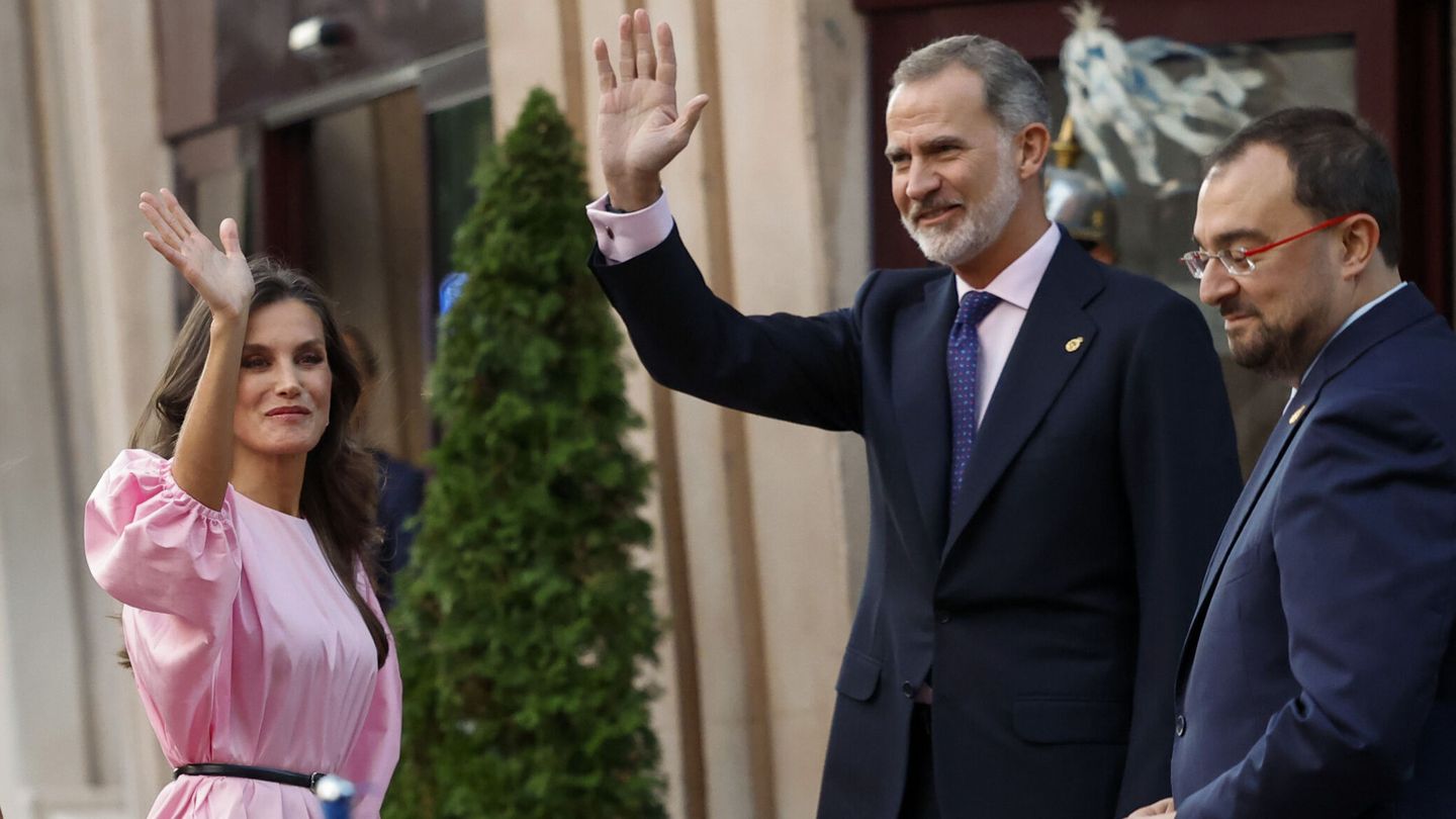 Los reyes Felipe VI y Letizia junto al presidente del Principado de Asturias, Adrián Barbón. (EFE/Chema Moya)