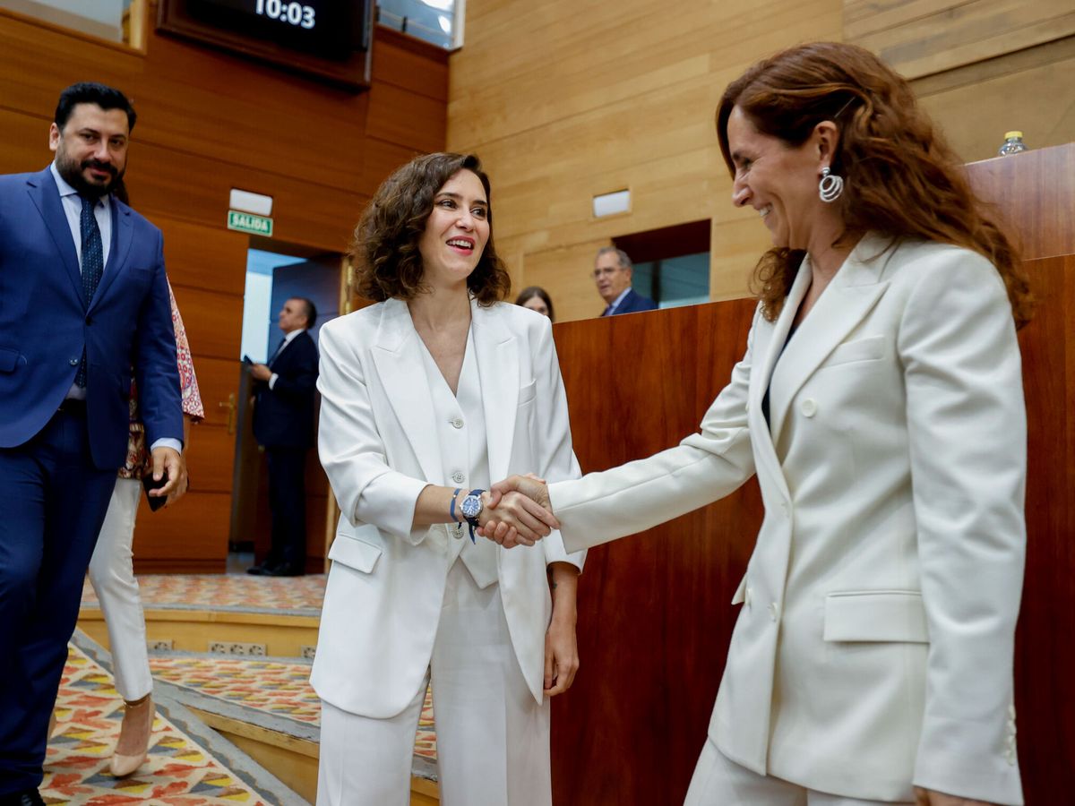 Foto: Isabel Díaz Ayuso y Mónica García se saludan durante la Constitución de la Asamblea de Madrid. (Juan Carlos Hidalgo/EFE)