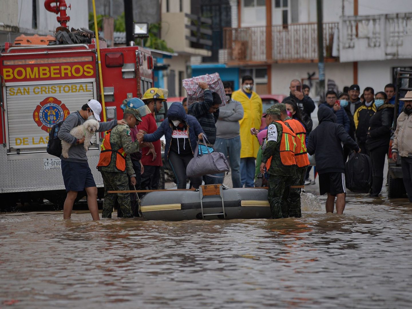 Policías estatales evacuan a familias de la zona inundada este viernes en el estado de Chiapas. (EFE)
