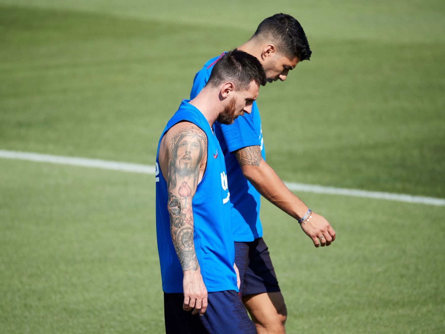 Messi, cabizbajo, junto a Luis Suárez en el entrenamiento. (Efe)