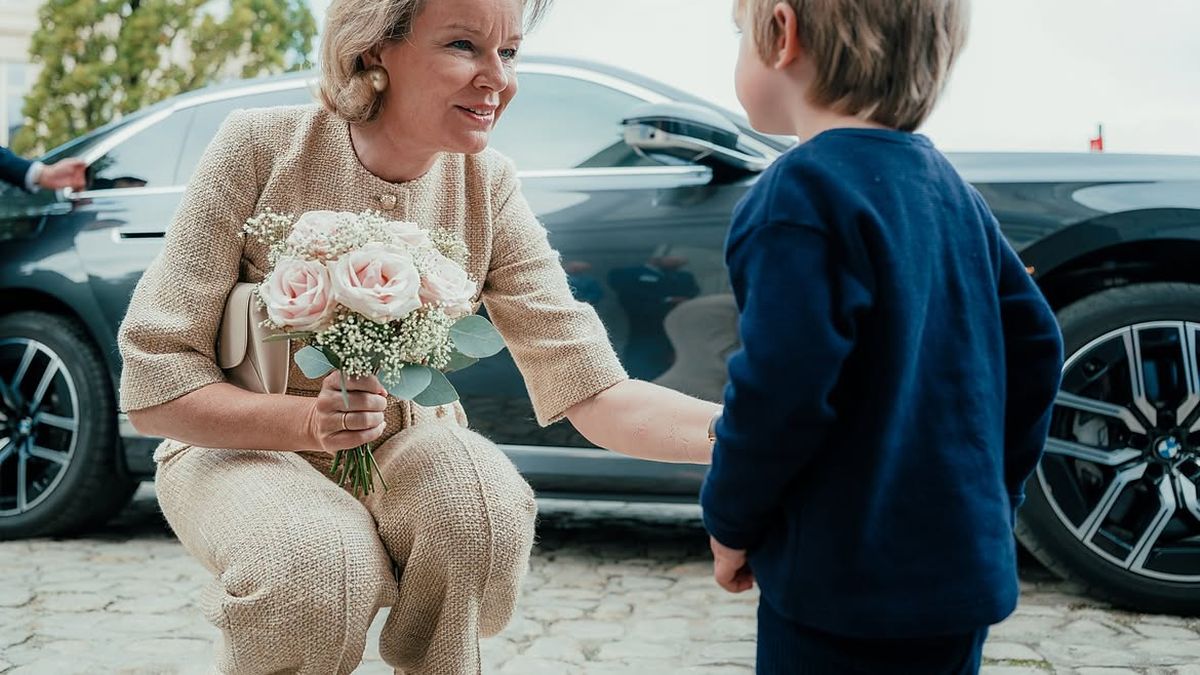 El look de inspiración couture en tweed de Matilde de Bélgica para poner límites a la inteligencia artificial en la medicina