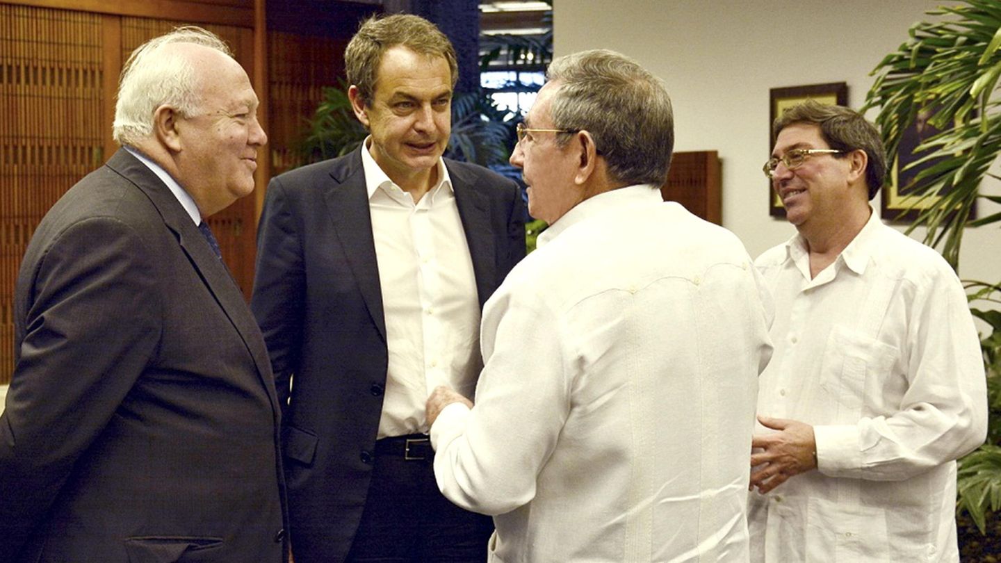 Moratinos y Zapatero, con Raúl Castro, en la visita que hicieron a Cuba en marzo y de la que no informaron. (EFE)