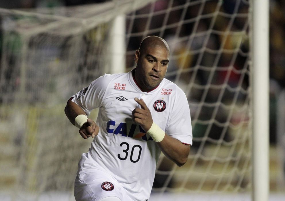 Foto: Adriano celebra su único gol como jugador del Atlético Paranaense.