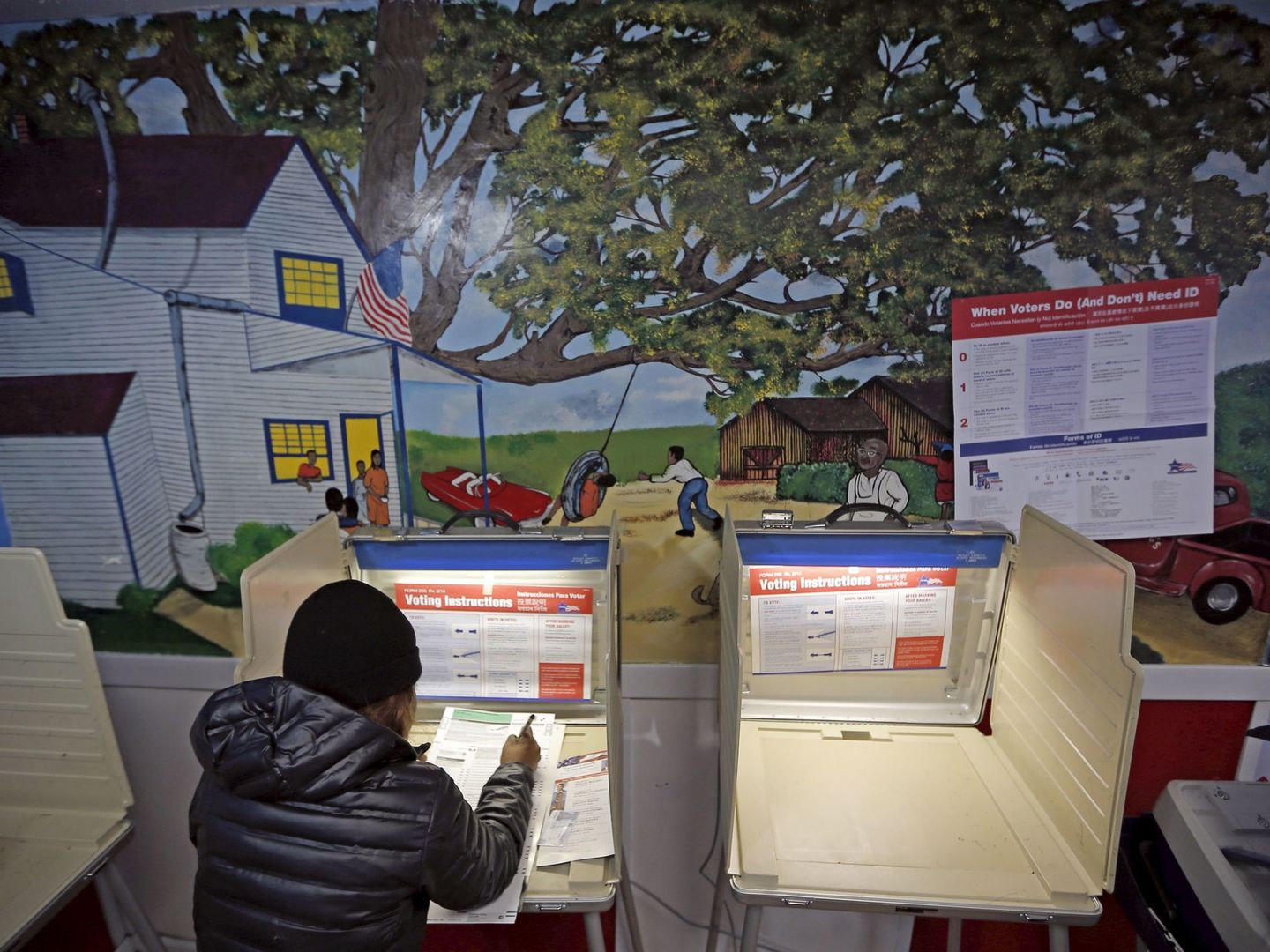 Una mujer vota en un centro electoral en un restaurante de Chicago, durante las primarias de Illinois, el 15 de marzo de 2016. (Reuters)
