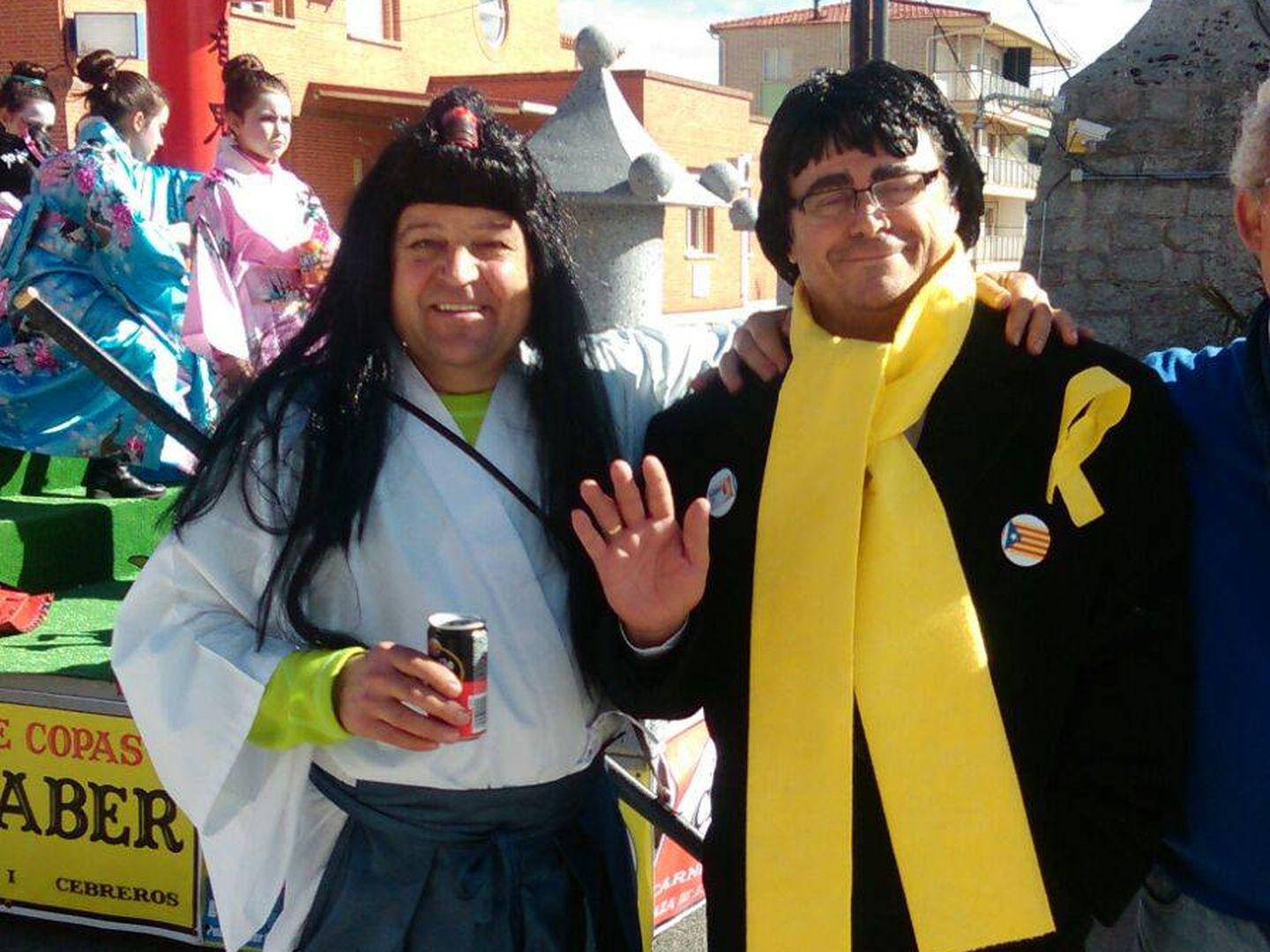 Puigdemont ha sido el disfraz estrella del carnaval. En la imagen, desfile de carrozas en Cebreros (Ávila).